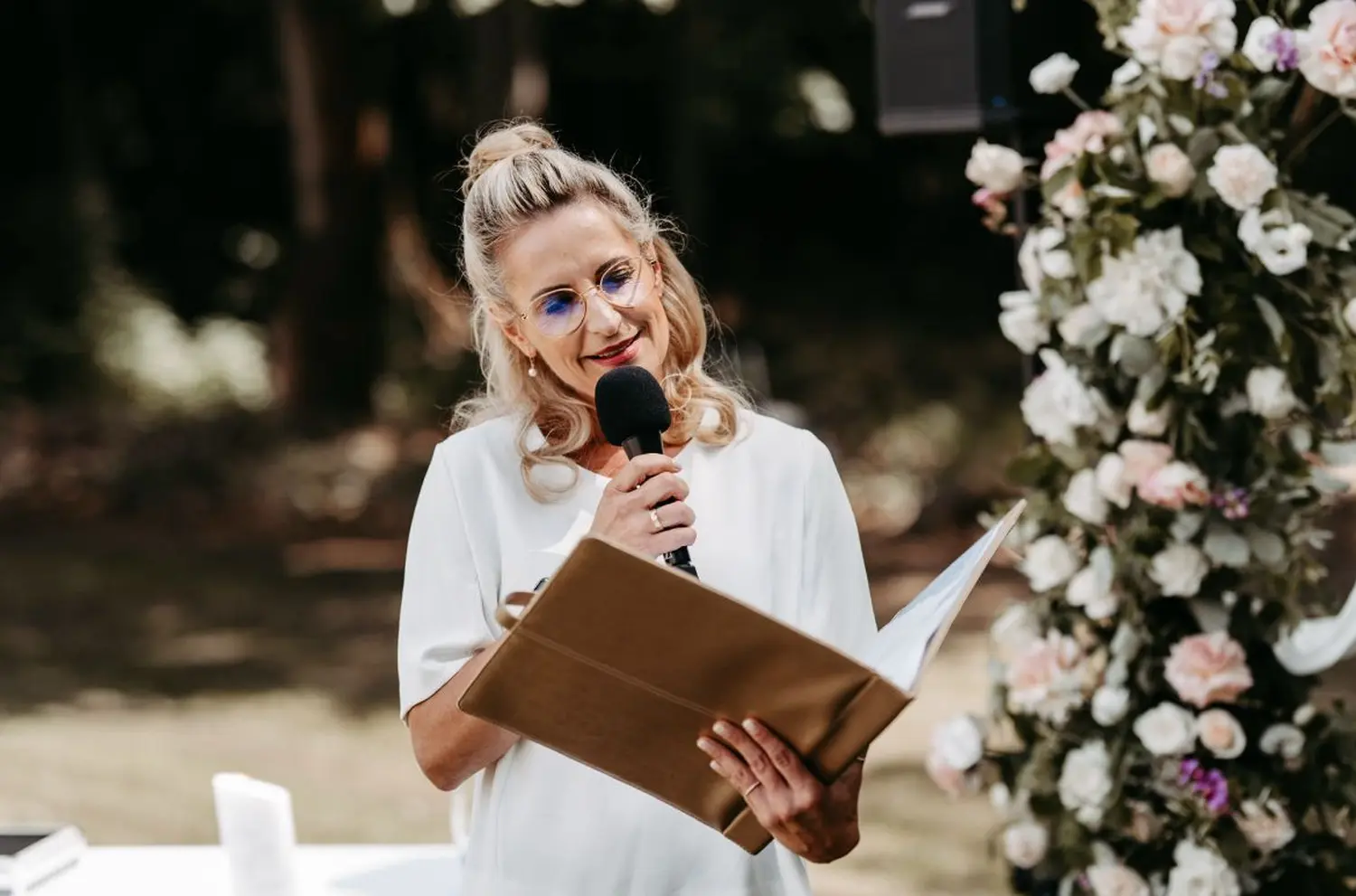 Mädchen singt bei Zeremonie von Ein Himmel voll Worte