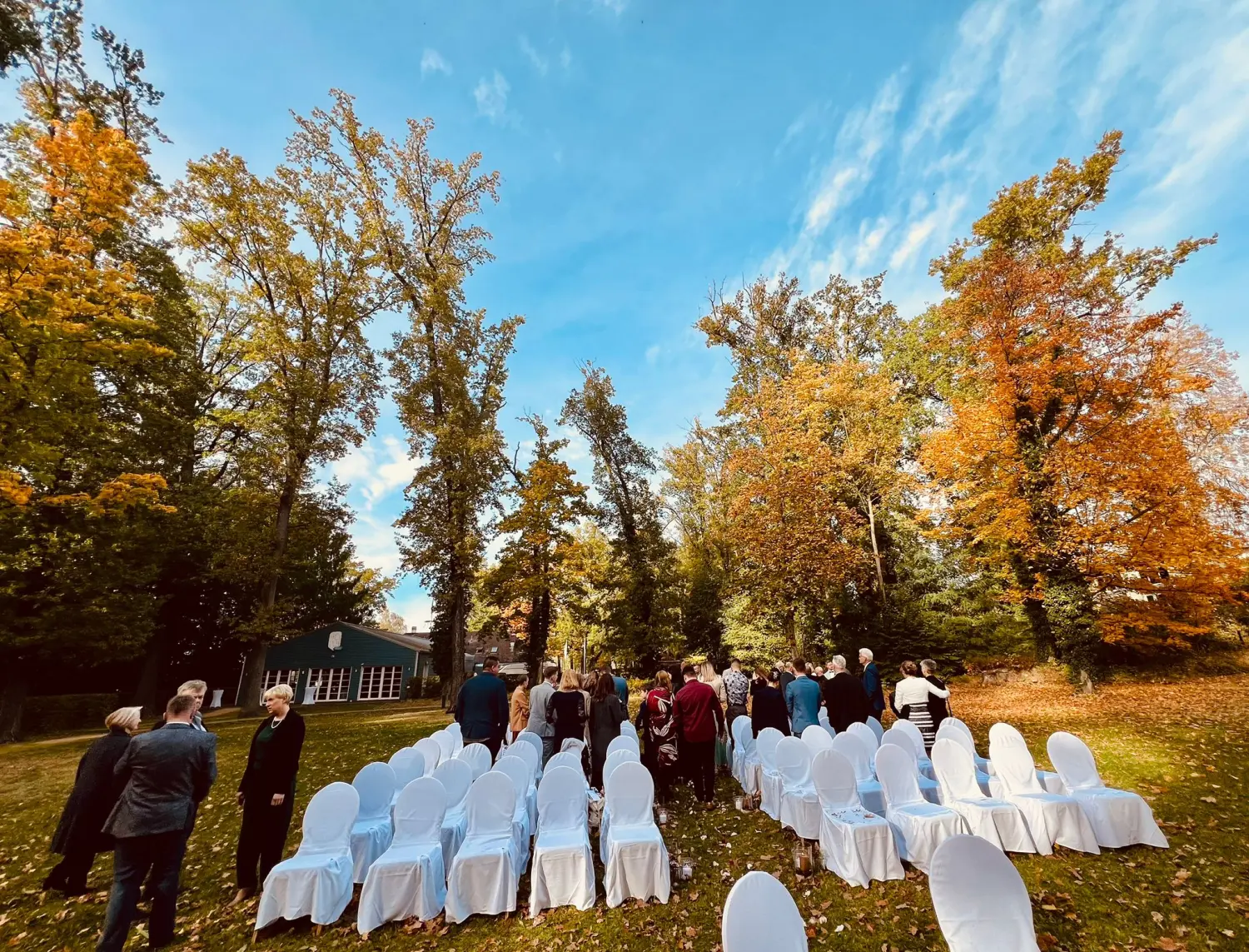 Hochzeitsarrangement im Freien von Ein Himmel voll Worte 