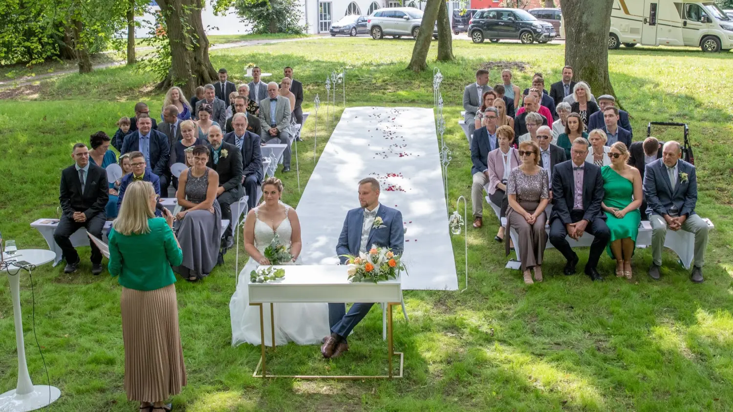 Hochzeitsarrangement im Freien von Ein Himmel voll Worte 