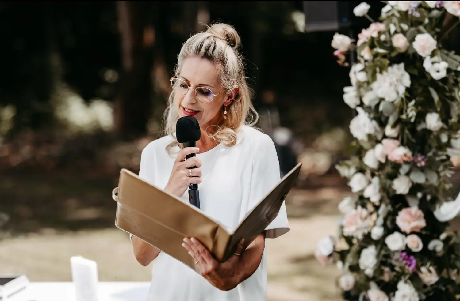 Mädchen singt bei Zeremonie von Ein Himmel voll Worte